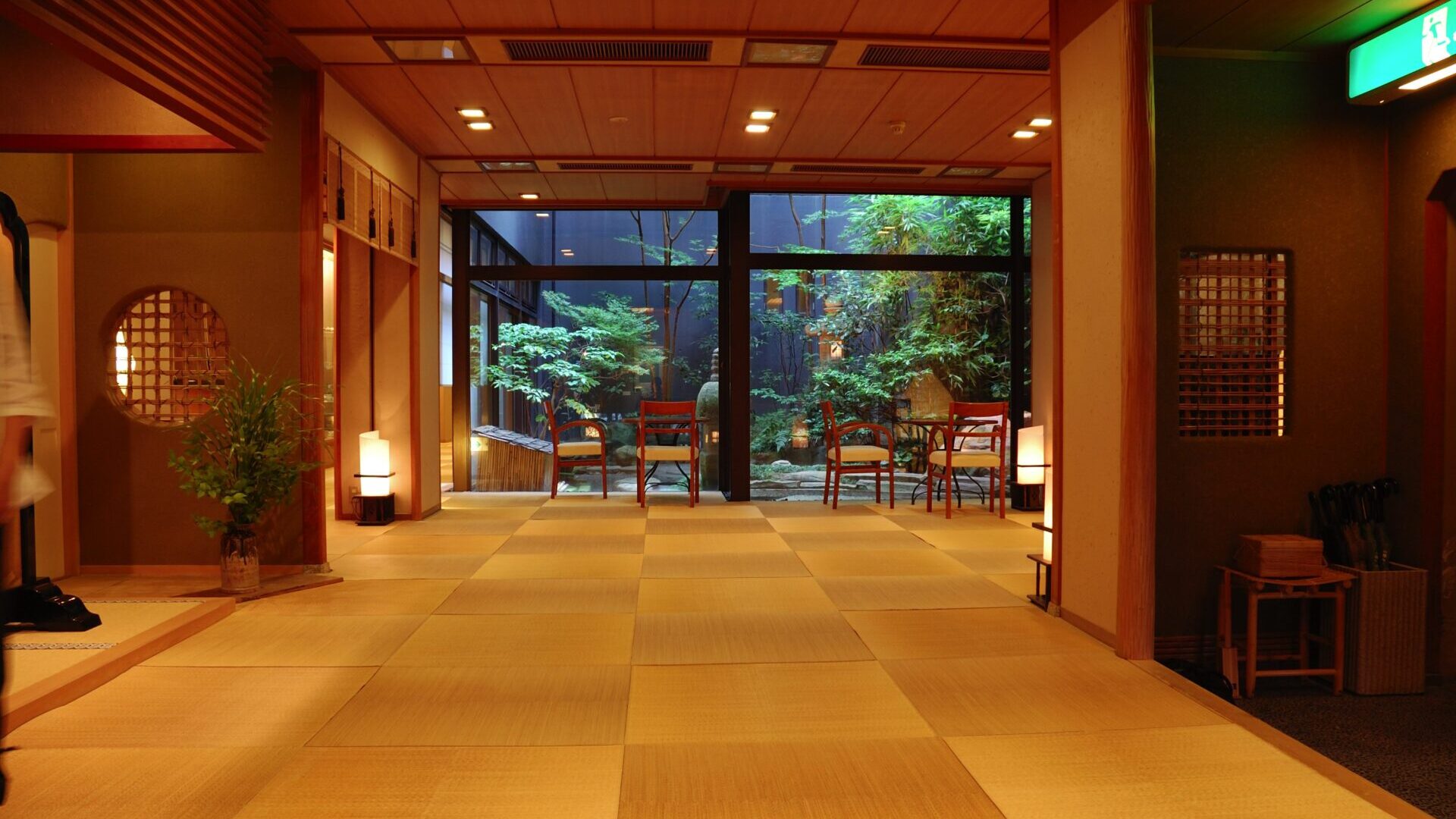 レトロな館内